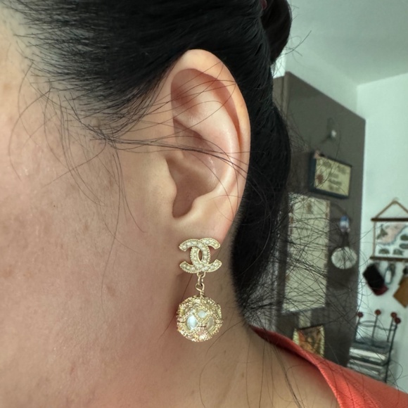 Super Rare Chanel 2019 Collection Gold Faux Pearl CC Crystal Dangle Earrings - Picture 3 of 4